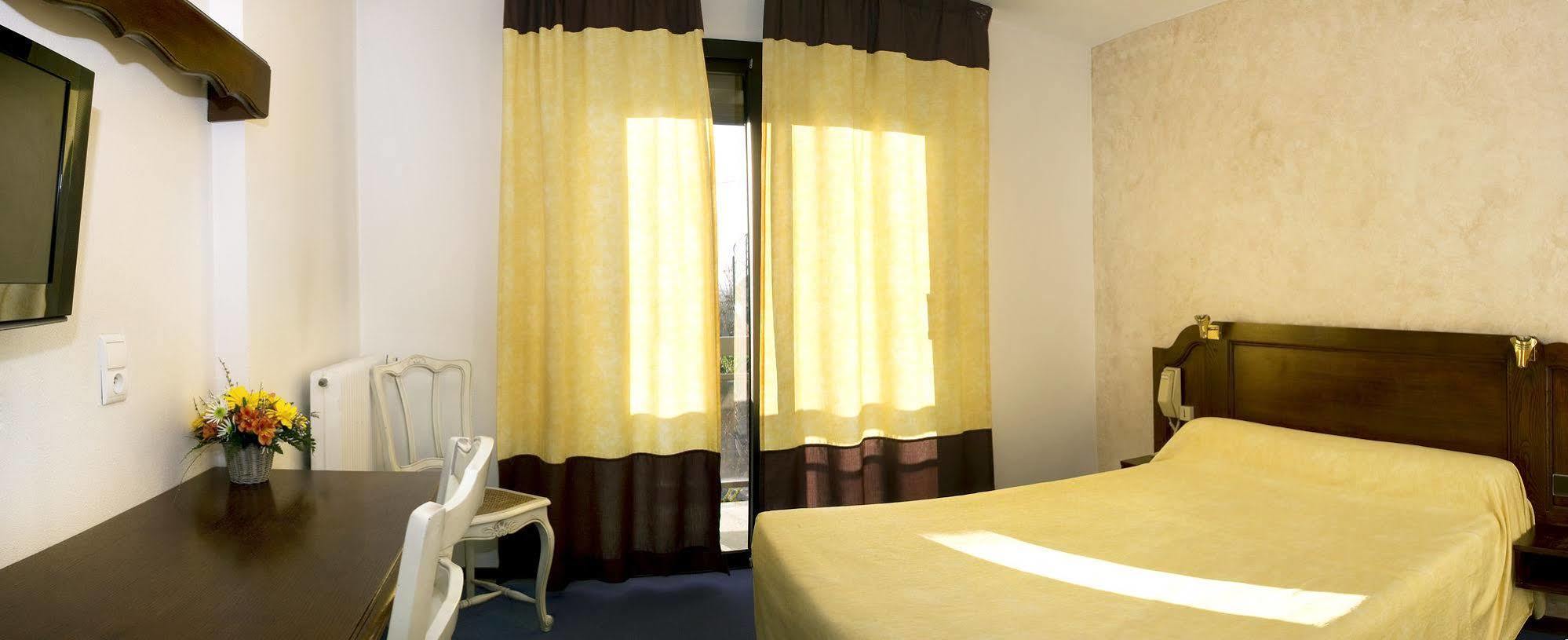 Hotel Les Peyrieres Olemps Exteriör bild